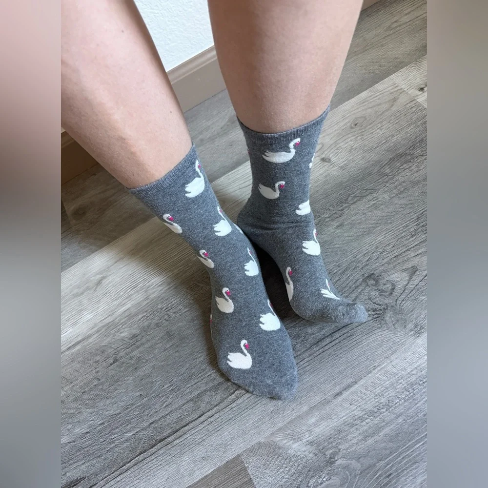 Kate Spade Swan Socks Mid Calf Length Gray White Pink Used